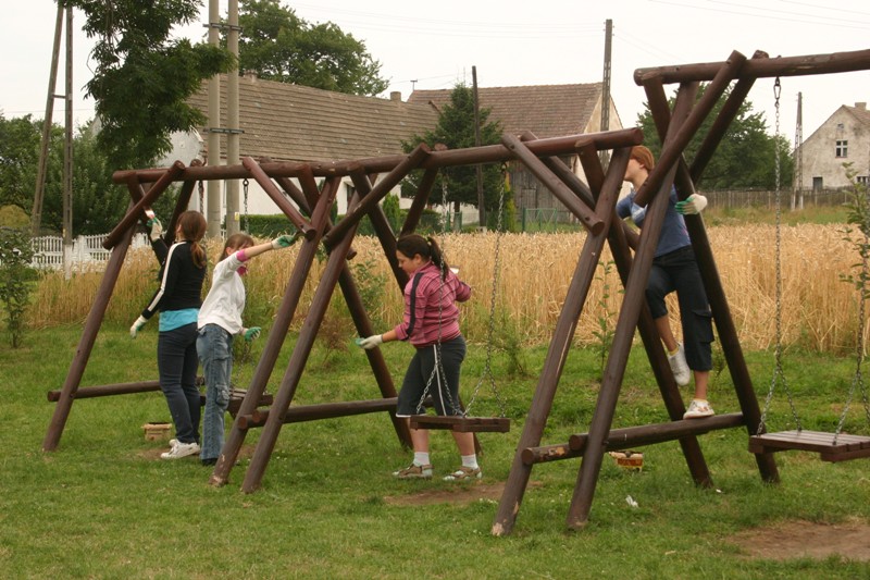 Dziewczyny ambitnie walcza przy pomocy pedzli i konserwantu.JPG